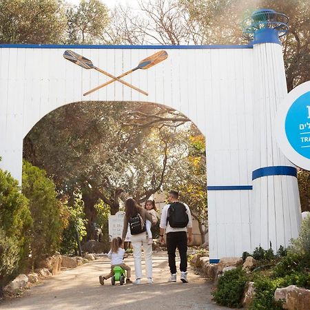 Travel Hotel Gesher Haziv Exteriör bild